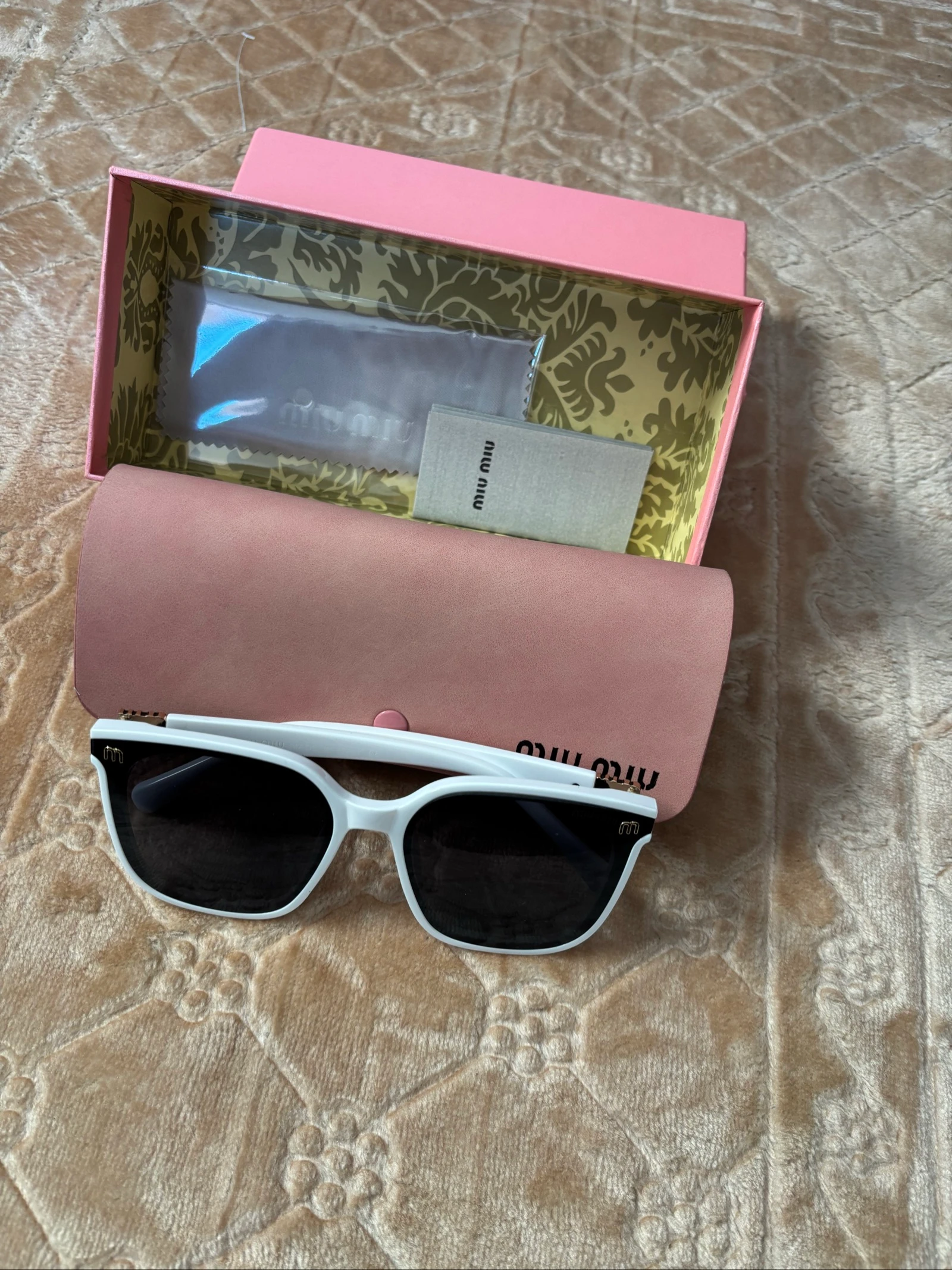 Lunettes de soleil blanches style premium – Excellent état